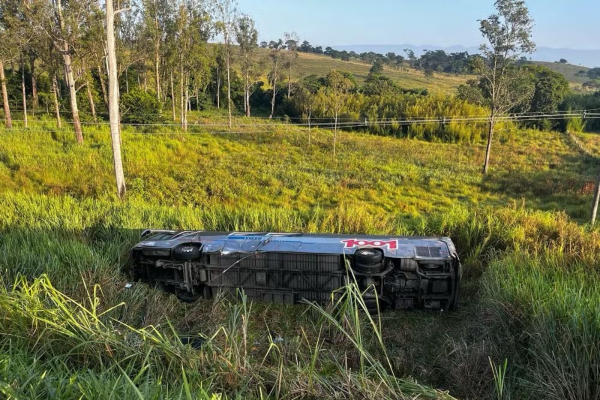 Ônibus despenca na Dutra, deixa um morto e 25 feridos