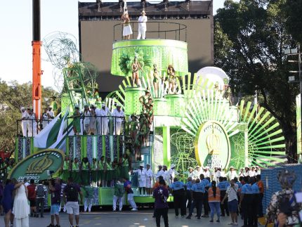 Império Serrano abandona carro alegórico e ocupantes terminam desfile no chão