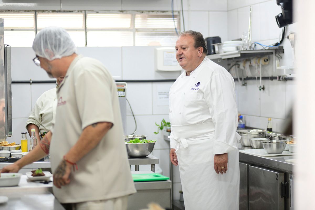 Pesadelo na Cozinha: Jacquin se depara com barata!