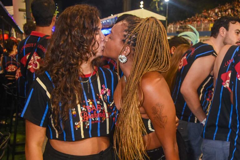 Jessi Alves e namorada tascam beijão no Carnaval de São Paulo