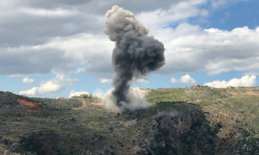 Israel lança ataques aéreos contra alvos do Hezbollah no sul do Líbano em resposta ao disparo de foguetes