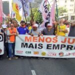 Centrais sindicais fazem protesto na Avenida Paulista contra Selic