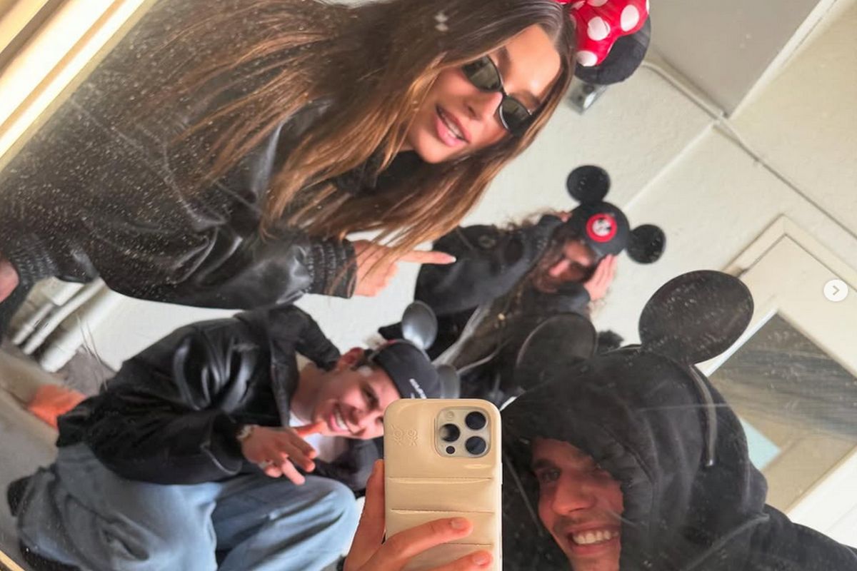 Justin e Hailey Bieber ignoram boatos e curtem a Disney