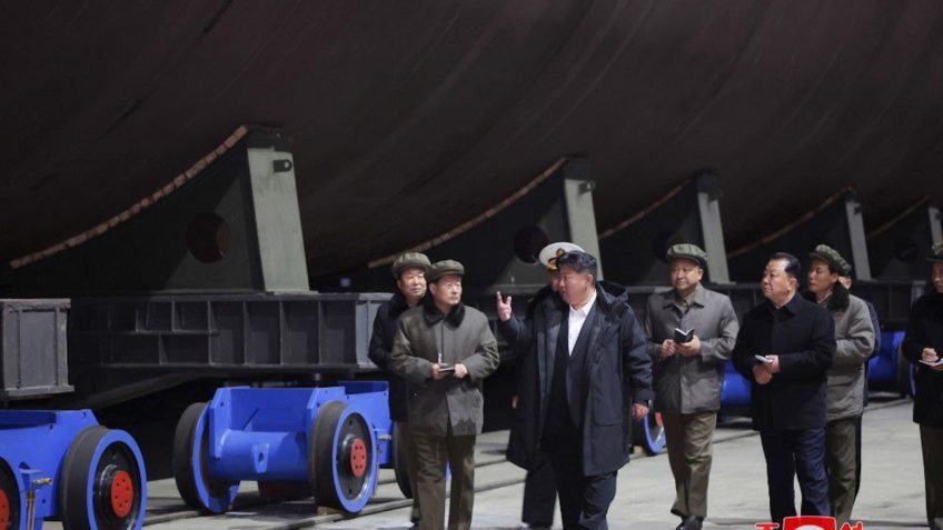 Kim Jong-un aparece ao lado do que diz ser um submarino nuclear