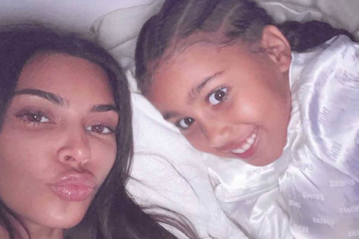 Kim tenta proteger a filha das amizades perigosas de Kanye West