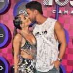 Larissa Manoela e marido beijam muito no Carnaval