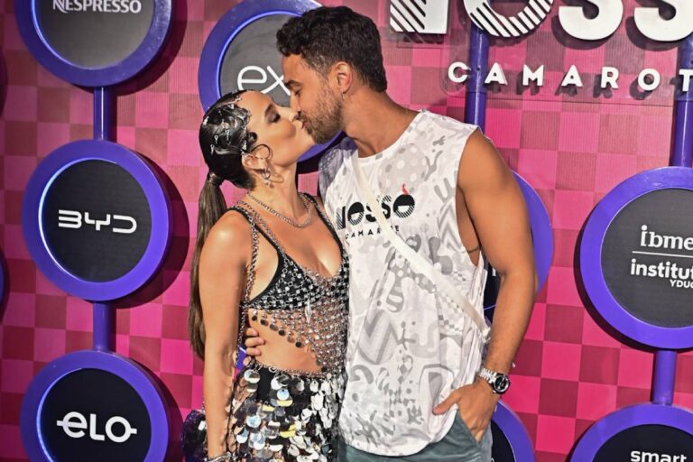 Larissa Manoela e marido beijam muito no Carnaval