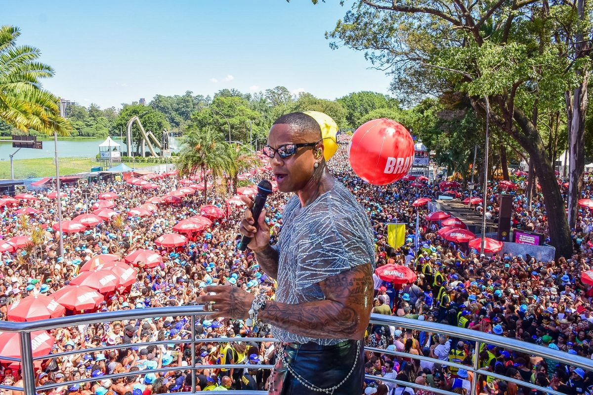 Leo Santana arrasta uma multidão de foliões no Ibirapuera