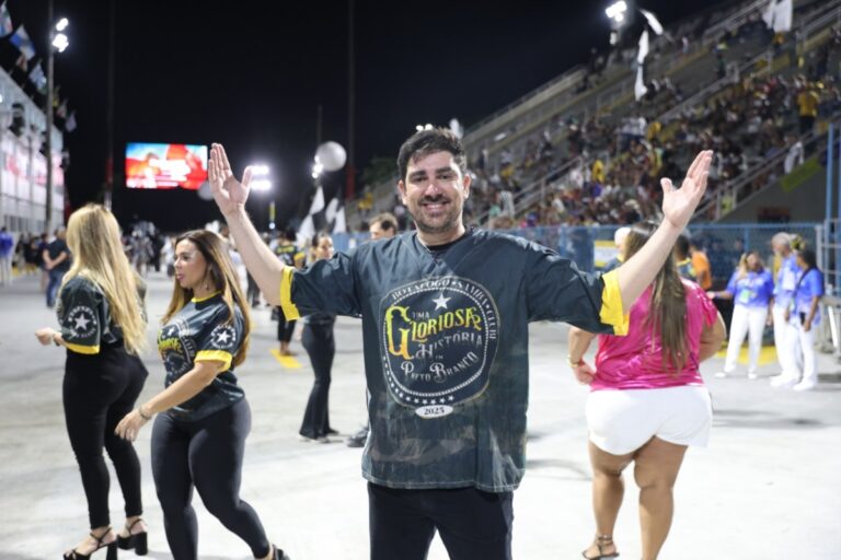 Marcelo Adnet leva amor pelo Botafogo para a Sapucaí