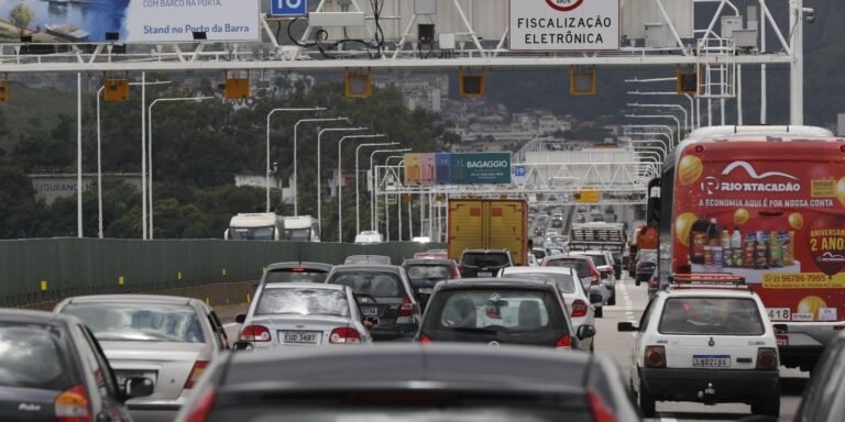 Rodovia Rio-Santos tem trânsito intenso após carnaval