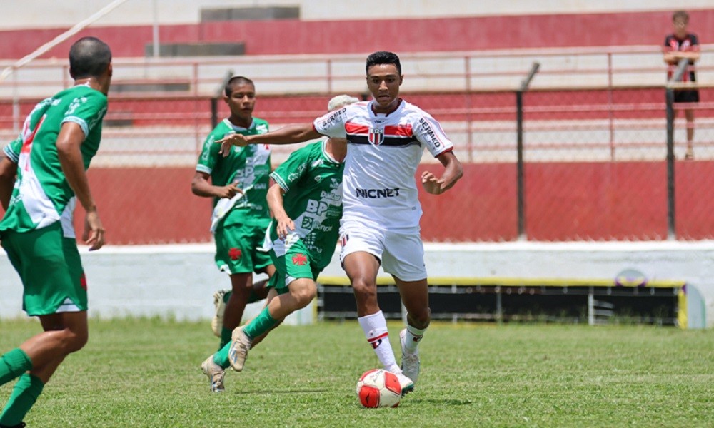 Jogador do Bragantino é transferido para hospital em Ribeirão Preto