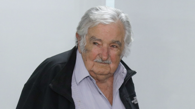 “Estou doente e velho”, diz Pepe Mujica na posse de Orsi