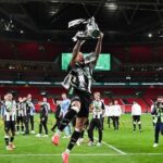 Newcastle United vence Liverpool, conquista Copa da Liga Inglesa e quebra jejum de títulos de 70 anos