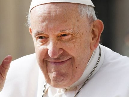 Mesmo sem previsão de alta, quadro clínico do Papa Francisco não é mais considerado grave