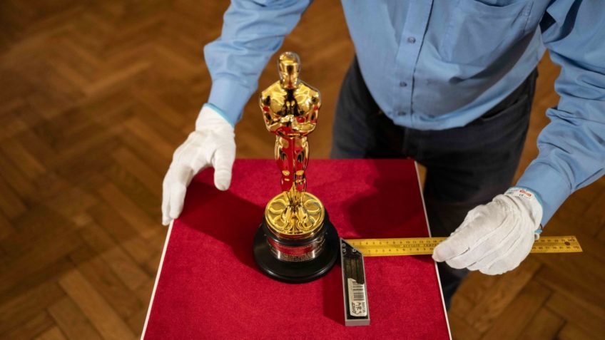 1º Oscar da Letônia é exposto em museu com longas filas