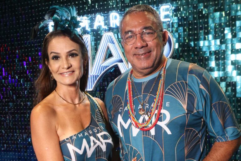 Pai de Anitta surge com madrasta da cantora na Sapucaí