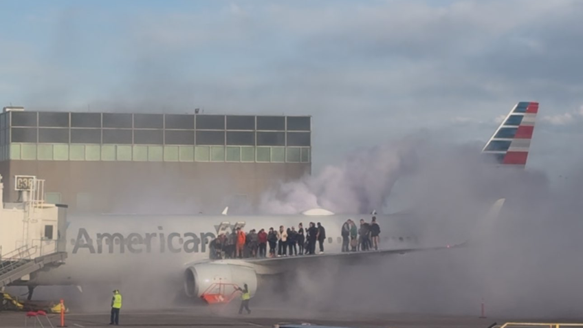 Motor de avião pega fogo nos EUA e passageiros saem pela asa