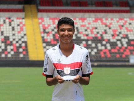 Jogador do Bragantino respira com aparelhos após hospital retirar sedação