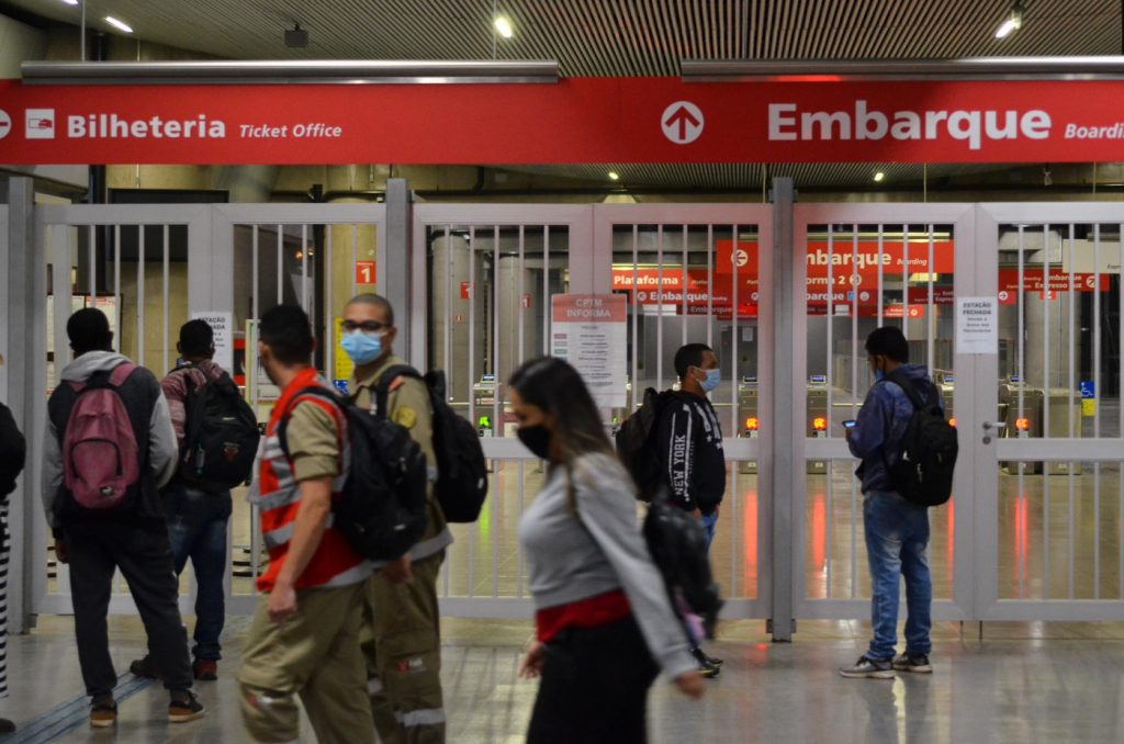 Metrô de São Paulo reduz horário de funcionamento em 10 bilheterias da linha 3-vermelha