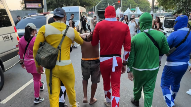 Policiais fantasiados de “Power Rangers” prendem homem em SP