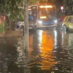 Chuvas intensas no Rio de Janeiro deixam ruas alagadas e causam transtornos no transporte público