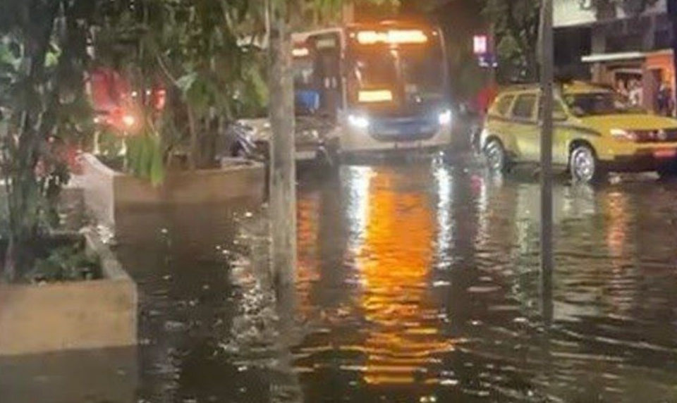 Chuvas intensas no Rio de Janeiro deixam ruas alagadas e causam transtornos no transporte público