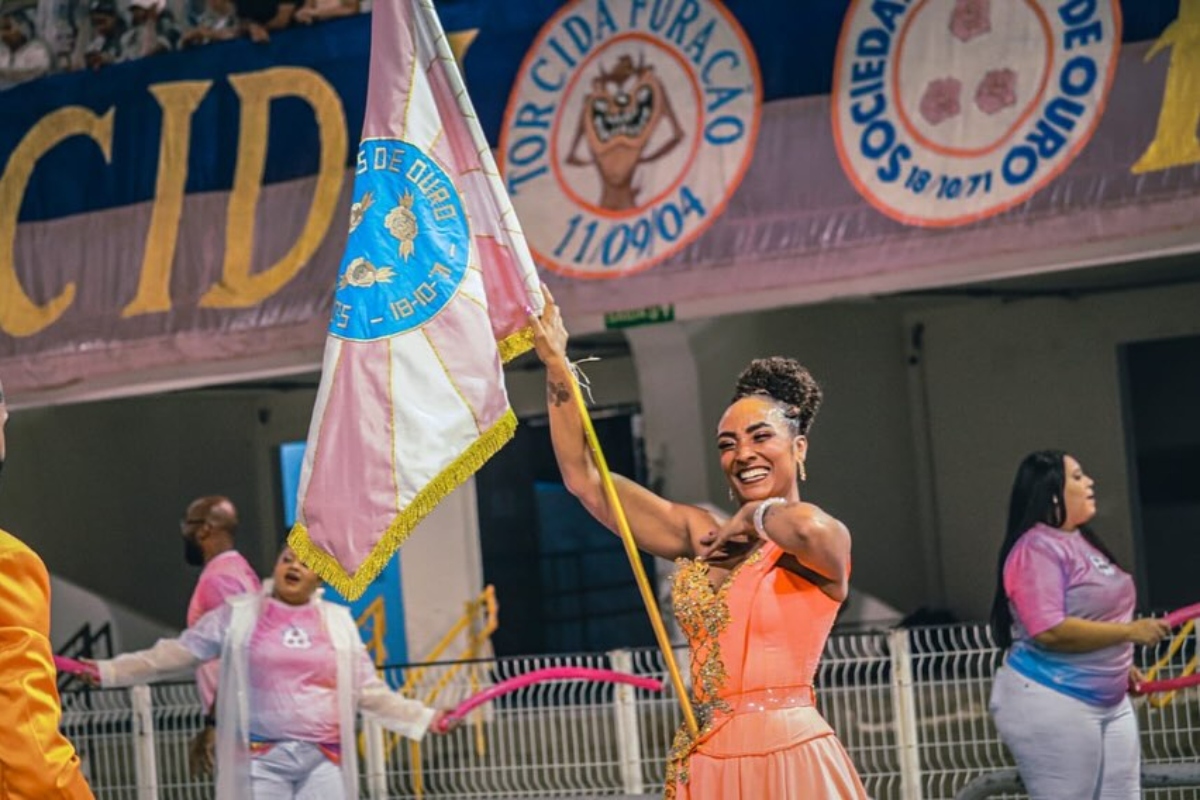 Rosas de Ouro promete desfile eletrizante com enredo sobre jogos