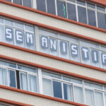 Ato de Bolsonaro tem placa com frase “Sem anistia”