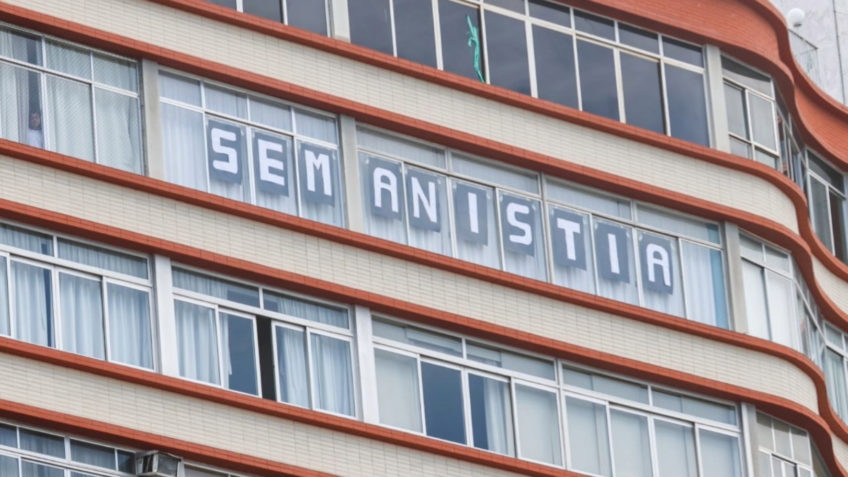 Ato de Bolsonaro tem placa com frase “Sem anistia”