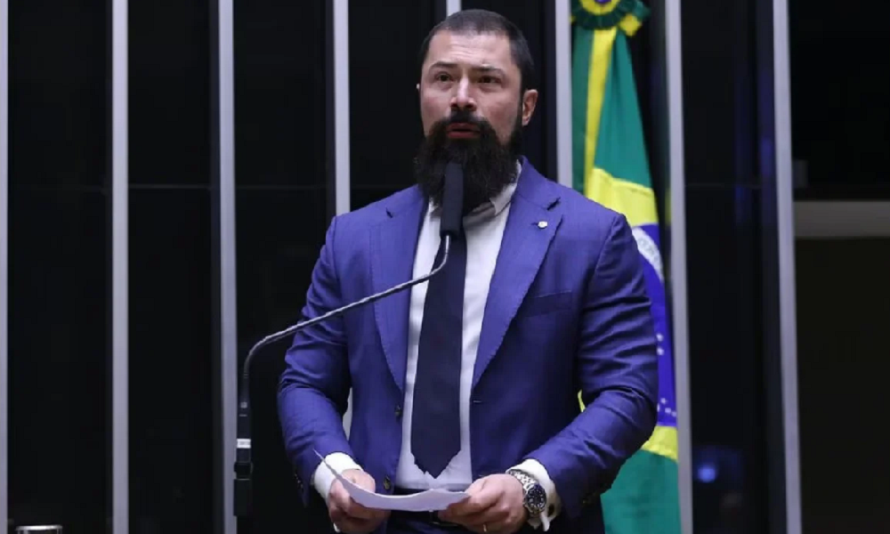 Após ataques a frei Gilson, deputado propõe criminalização de ataques a religiosos nas redes sociais