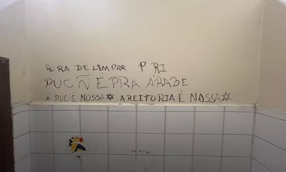 Banheiro da PUC em SP é pichado com frases de ódio contra árabes