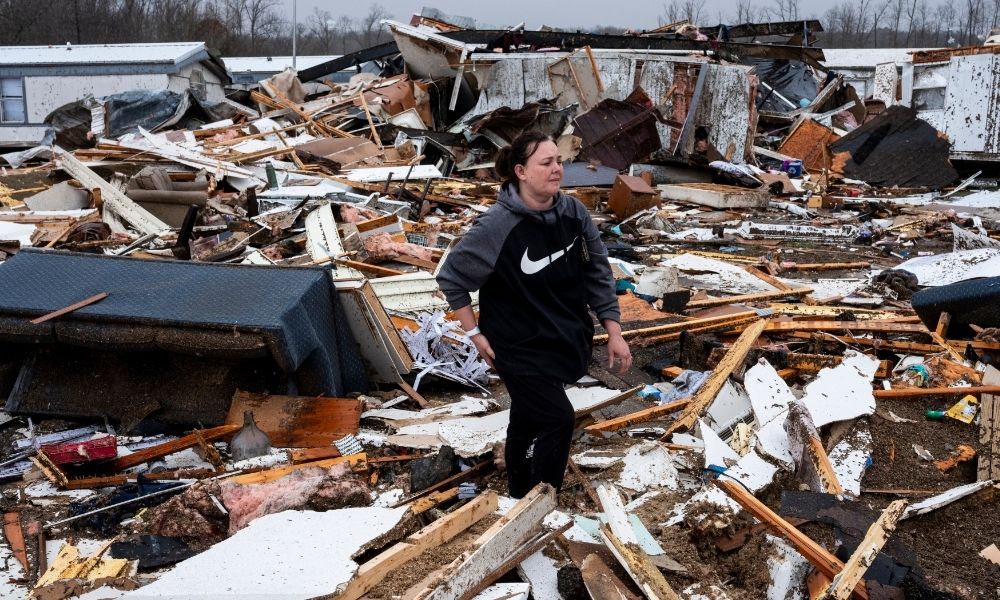 Tempestades severas nos EUA deixam ao menos 31 mortos e causam tornados e incêndios