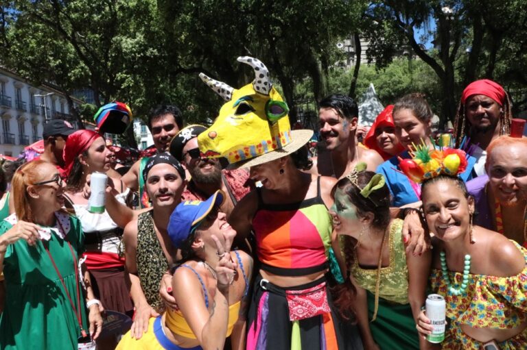 Carnaval do Rio atrai 70 mil foliões em meio a altas temperaturas