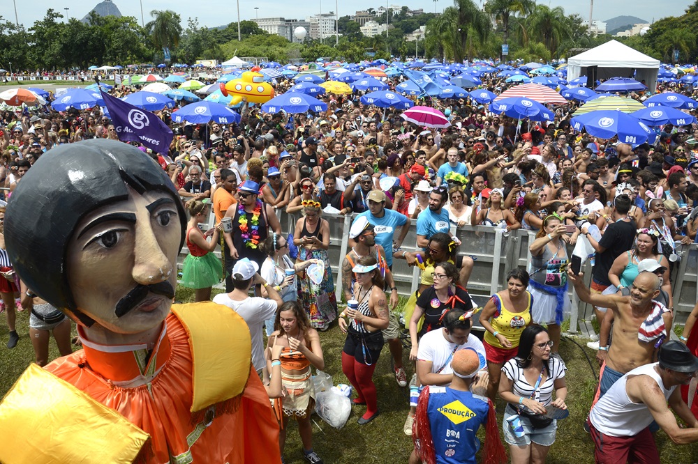 Sargento Pimenta recebe 500 mil pessoas em Carnaval com Beatles no Rio