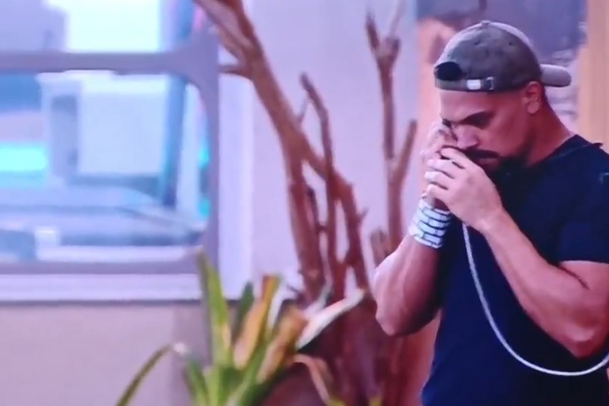 BBB 25: Vinícius atende ao Big Fone e empareda 2