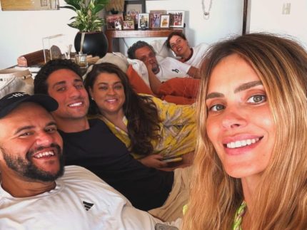 Em casa, Preta Gil recebe visita de Carolina Dieckmann e Gominho: “Dia especial”