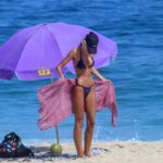 Yasmin Brunet aproveita dia de sol para se bronzear