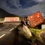 Passarela de pedestres cai na rodovia Anchieta e bloqueia trânsito em São Paulo