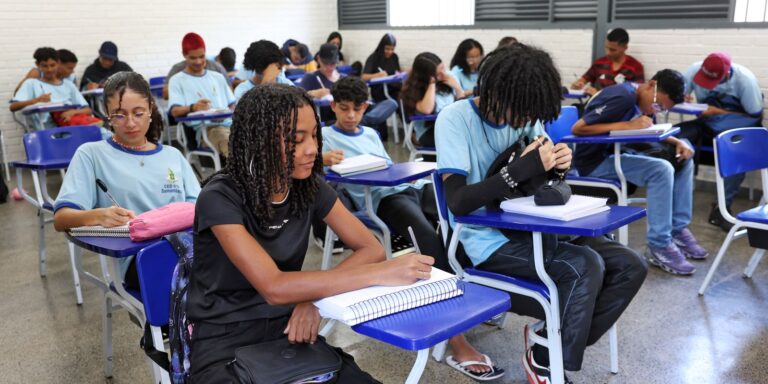Estudantes nascidos em maio e junho recebem 1ª parcela do Pé-de-Meia