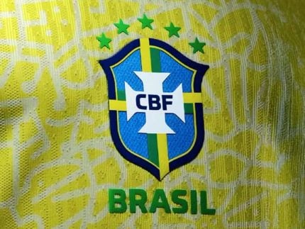 CBF se posiciona após polêmica sobre camisa vermelha da Seleção Brasileira