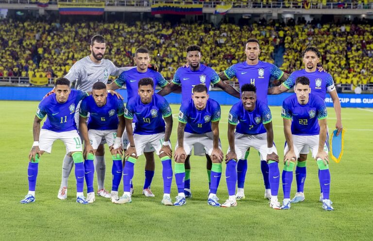 Aliados de Bolsonaro se revoltam com possível camisa vermelha na seleção em ano eleitoral