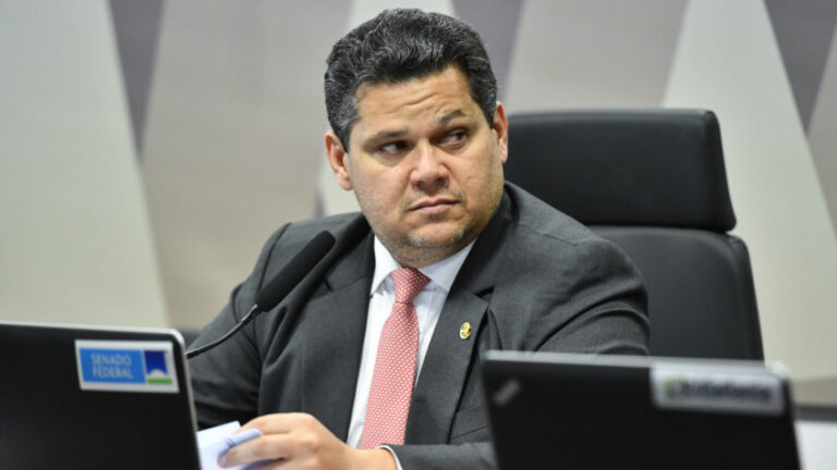 Articulação de Alcolumbre sobre 8 de Janeiro divide base e oposição