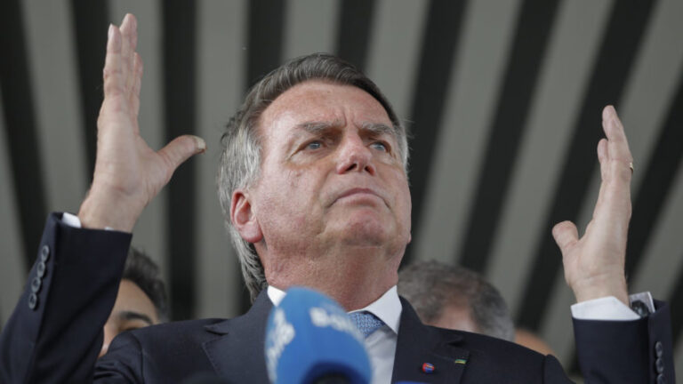 Bolsonaro ironiza Dia da Mentira e dá parabéns a Moraes e a Lula