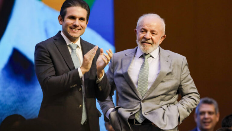 Criticado por aumento do IOF, Lula elogia Motta em congresso do PSB