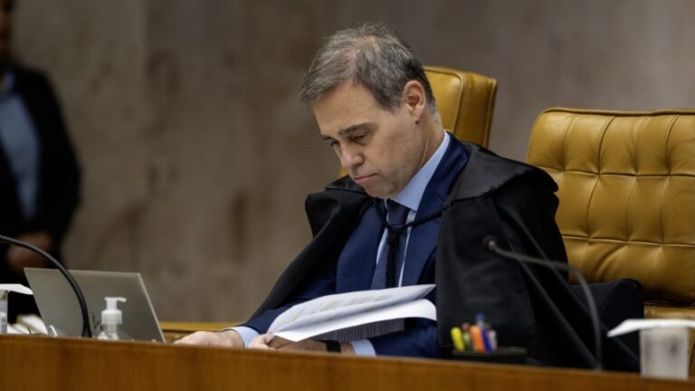 Mendonça diverge e vota para revogar prisão de Collor