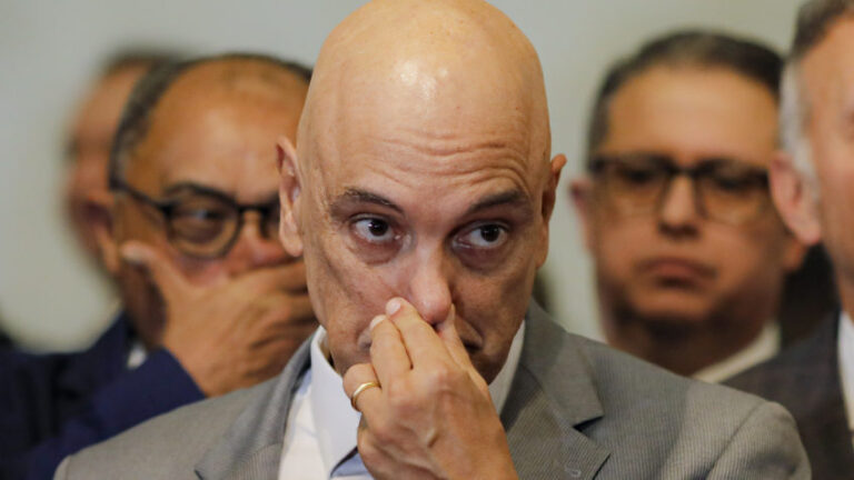 Moraes manda PGR analisar pedido de prisão de Bolsonaro