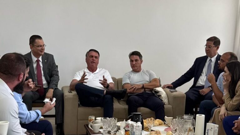 Bolsonaro e oposição decidem continuar obstrução na Câmara