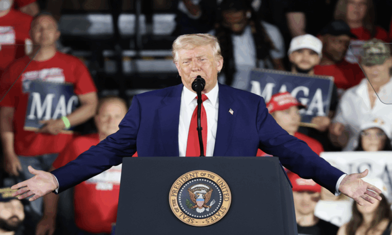 Trump critica Powell e anuncia alívio em tarifas para montadoras em comício em Michigan