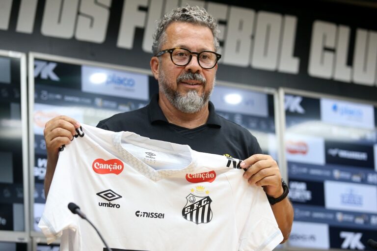 Cléber Xavier é apresentado e vê Neymar como solução para Santos reagir