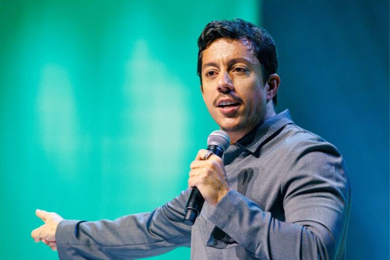 Renato Albani dá início à turnê “Novo Show”